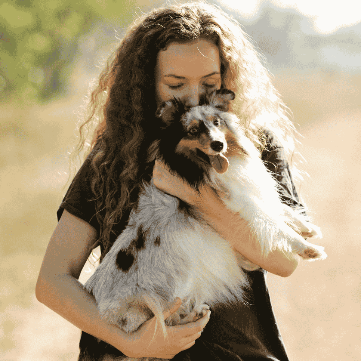 Persona e cane insieme a casa, momento di intimità